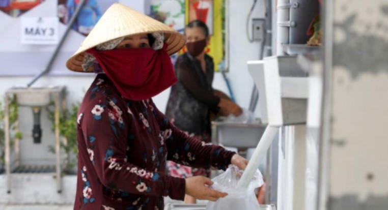 Read more about the article In Vietnam, Machine Provides Free Rice to People During Coronavirus